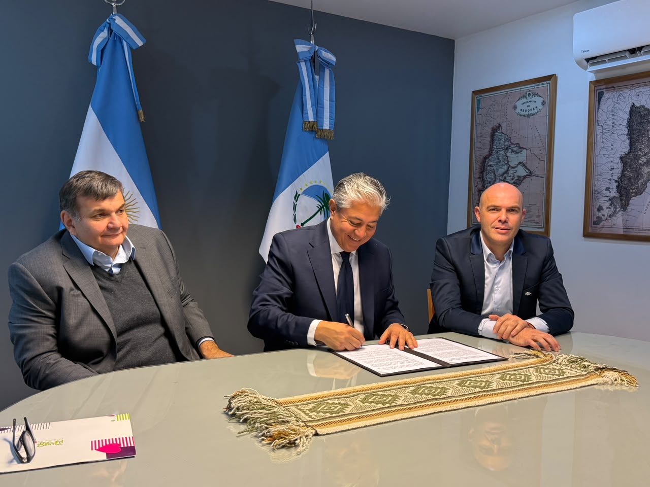 Imagen de CENTENARIO ASEGURÓ EL FINANCIAMIENTO PARA DOS IMPORTANTES OBRAS DE PAVIMENTACIÓN: SOBRE LA AVENIDA VERÓN Y EL LOTEO VALLEJOS 