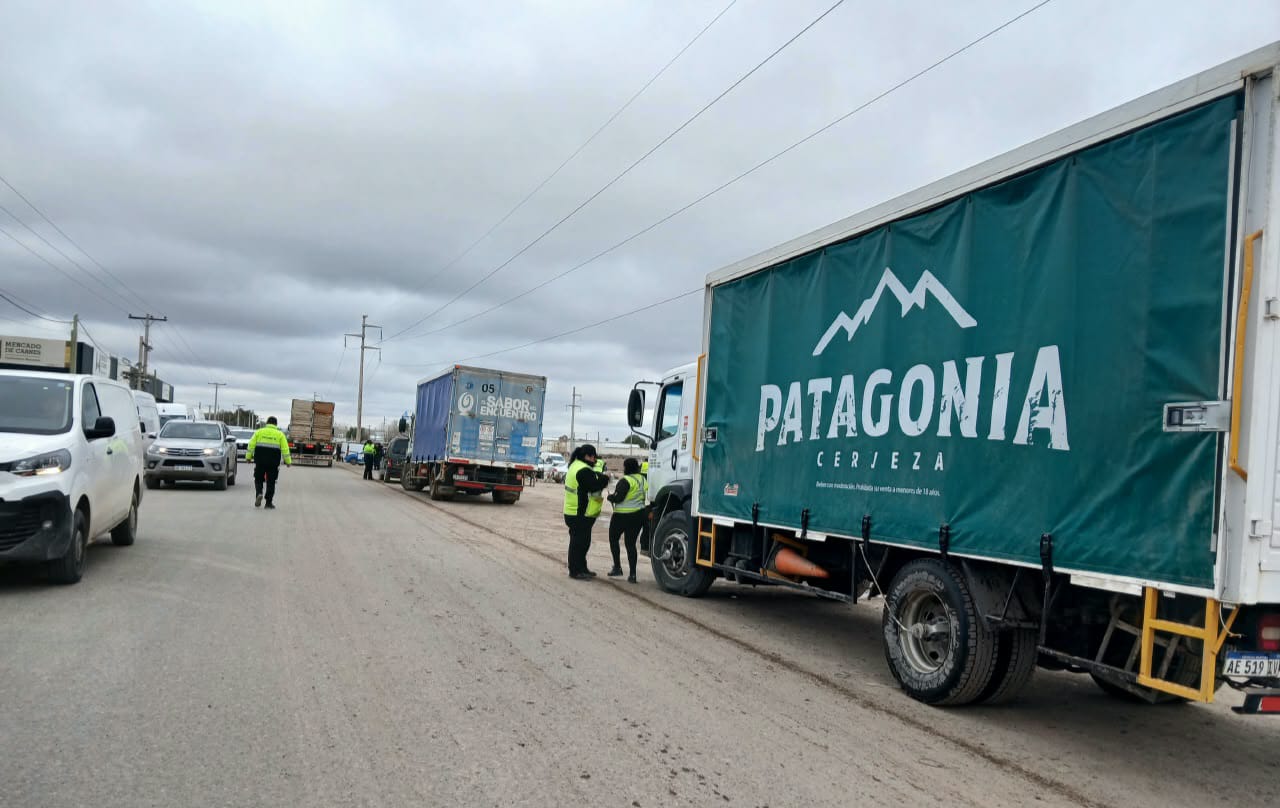 Imagen de EL MUNICIPIO REALIZÓ UN OPERATIVO DE CONTROL VEHICULAR Y BROMATOLÓGICO EN EL MERCADO CONCENTRADOR