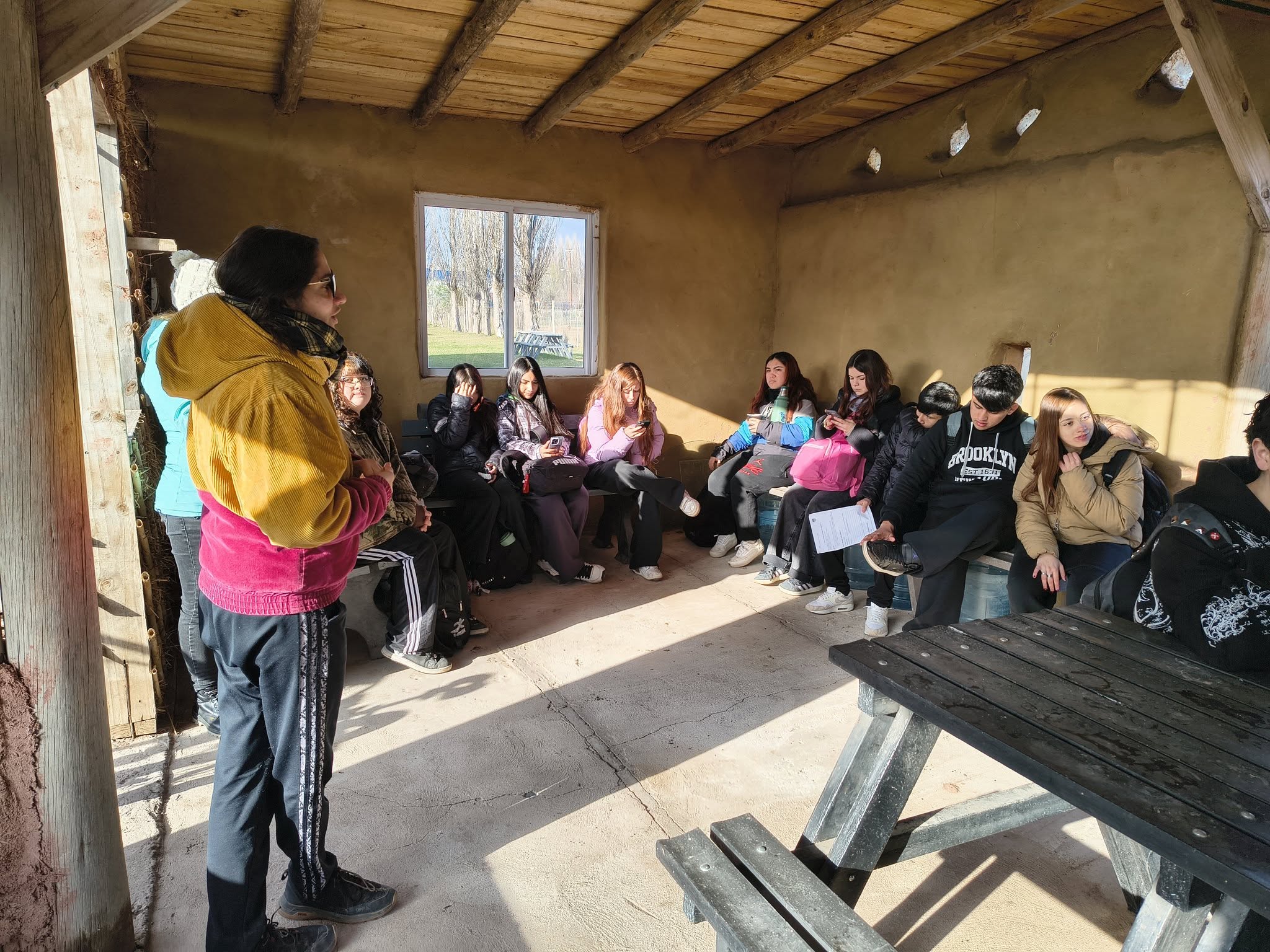 Imagen de ESTUDIANTES DE TURISMO DEL CPEM 1 REALIZARON UNA SALIDA EDUCATIVA A LA CHACRA EDUCATIVA MUNICIPAL