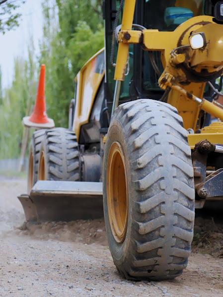Imagen de MOTONIVELADORAS POR TRES: MUNICIPALES TRABAJAN EN DISTINTOS SECTORES PARA MEJORAR LAS CALLES