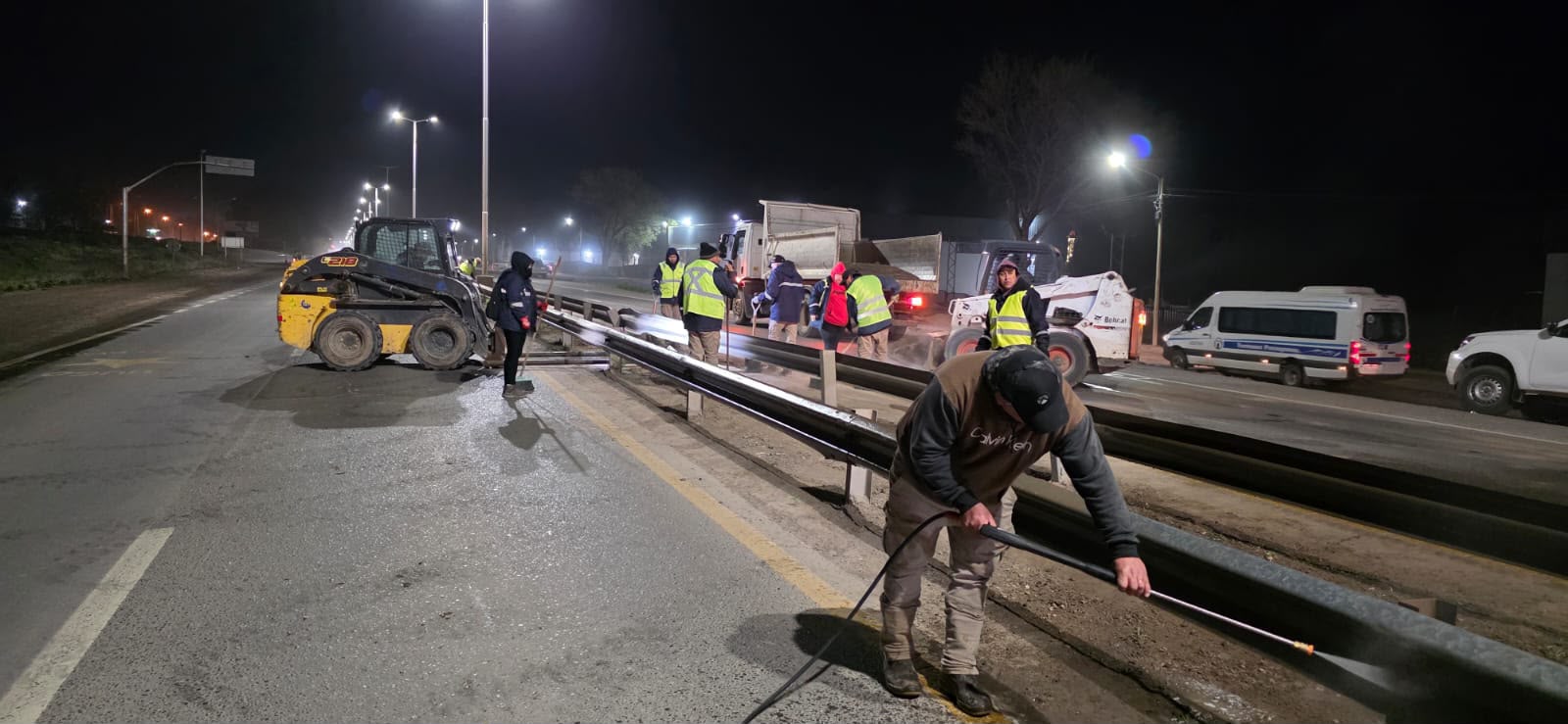 Imagen de ESTA NOCHE CONTINÚA EL OPERATIVO DE LAVADO Y RECAMBIO DE GUARDARRAIL SOBRE RUTA PROVINCIAL 7