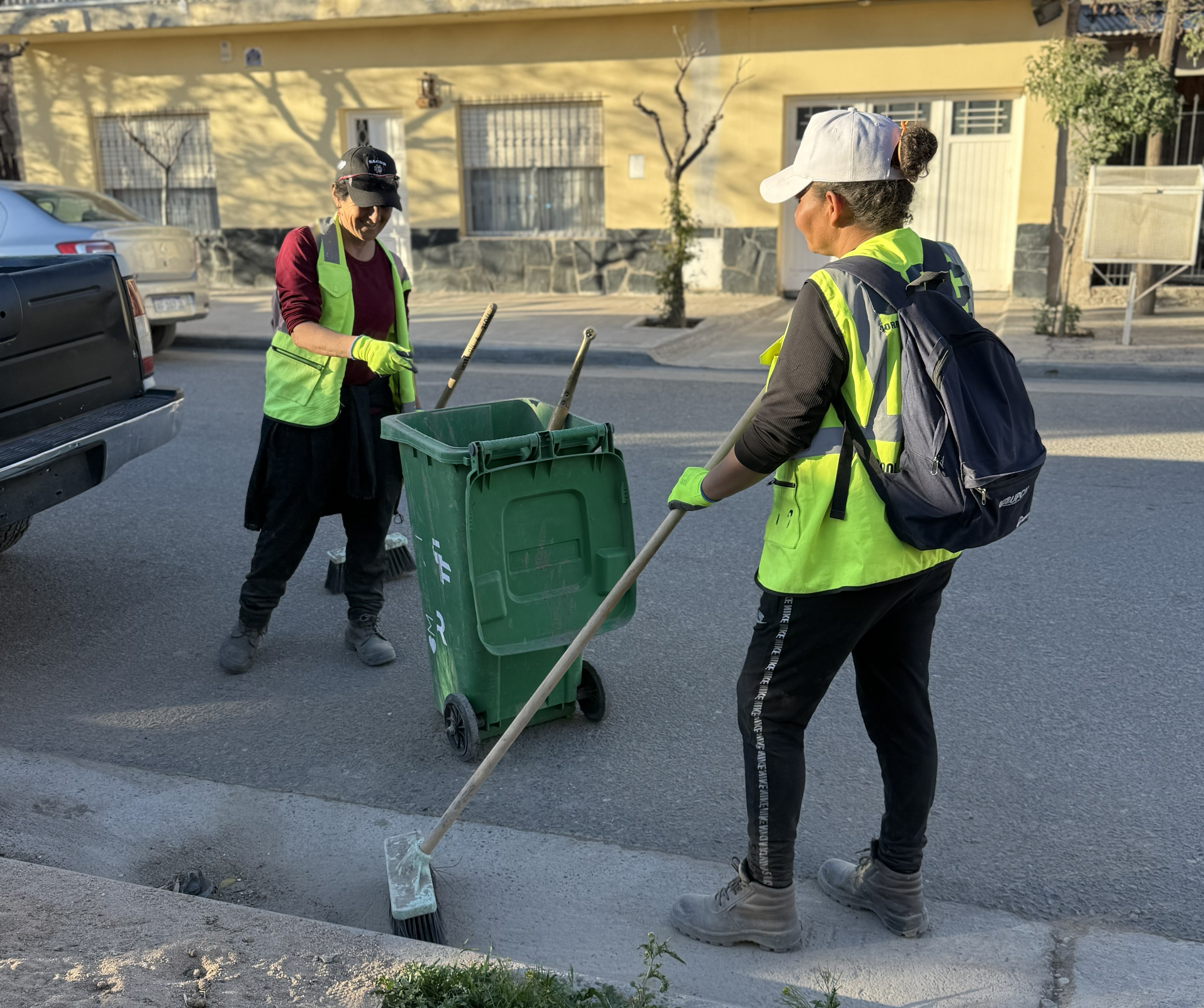 Imagen de BARRIDO Y LIMPIEZA: ESTA TARDE CONTINÚA EL OPERATIVO EN EL BARRIO SARMIENTO 2 Y 173 VIVIENDAS