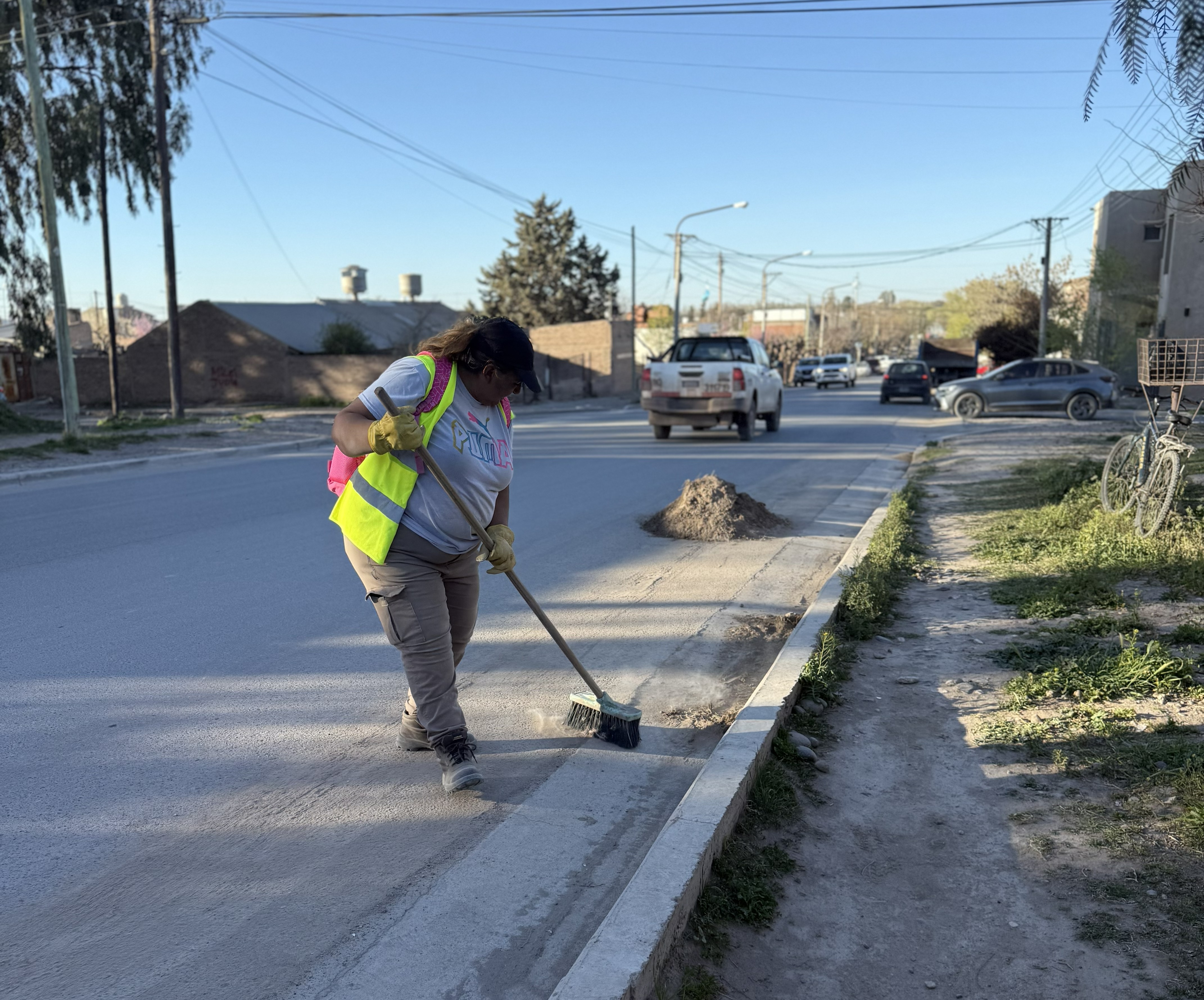 Imagen de BARRIDO Y LIMPIEZA: ESTA TARDE CONTINÚA EL OPERATIVO EN LOS BARRIOS SARMIENTO II Y 173 VIVIENDAS 