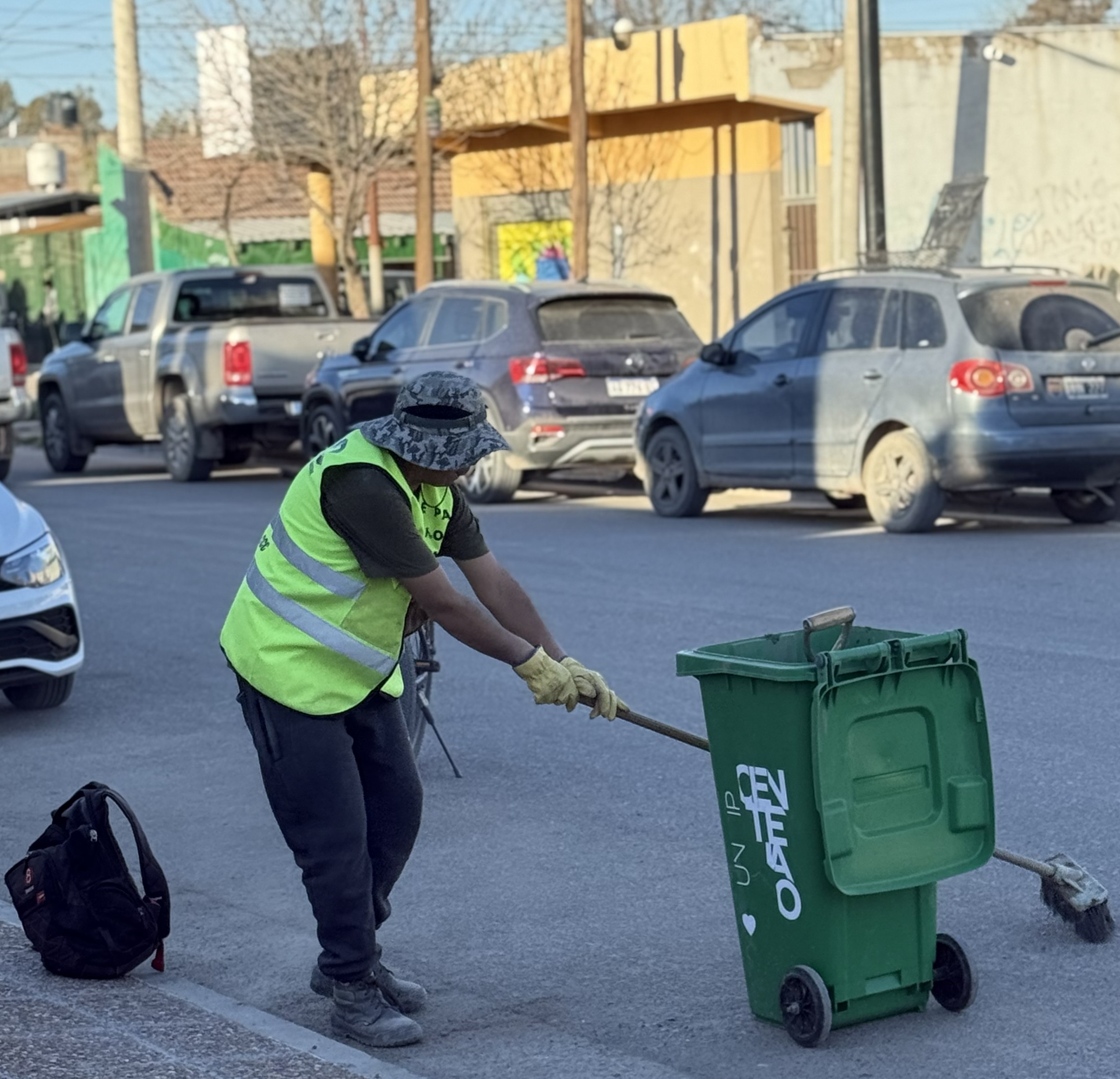Imagen de BARRIDO Y LIMPIEZA: ESTA TARDE CONTINÚA EL OPERATIVO EN LOS BARRIOS SAYHUEQUE I Y II Y ARTERIAS ADYACENTES 